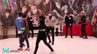 قسمتی ازاجرا پسرا با چشم بسته در برنامه idol party