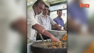 آشپز هندی که بدون مشکل دستش را داخل روغن داغ میکند !