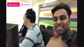 بازیگر استقلالی در کنار محمدرضا  احمدی در حین گزارش زنده  بازی استقلال