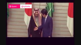 حرکات عجیب و خارج ار عرف پادشاه عربستان  در دیدار با نخست وزیر ژاپن