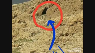 نام حک شده الله با چمن بر روی کوه پس پس در استان کرمانشاه شهرستان سرپل ذهاب