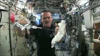 نتیجه جالب فشار دادن حوله خیس در فضا و شرایط بی‌ وزنی !