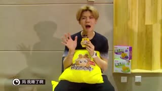 Luhan_Good night_لوهان به ده زبان زنده دنیا به فن ها شب بخیر میگه ♡___♡