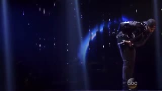 جیسون درولو در ادای احترام به مایکل جکسون.