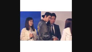 درخواست دخترا از سهون برای دادن کلاهش به اونا  بازم یه دختر بیشعور دیه  سهون و رفتارش