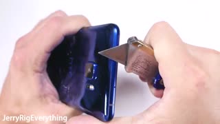 تست مقاومت بدنه HTC U Ultra