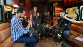 زدن ویولن سل در اتوبوس شخصی(حتما ببینید)