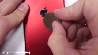 تست مقاومت بدنه ی آیفون 7 نسخه ی قرمز رنگ