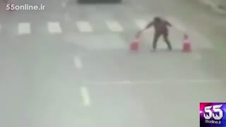 لحظه دلخراش زیرگرفته شدن دانش آموزان یک مدرسه توسط کامیون  ( +18 )