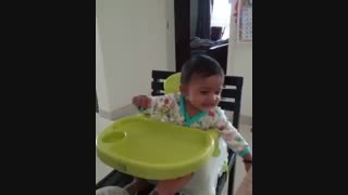 عزیزم این بچه داره گریه میکنه اهنگ وارون و براش میزارن خوشحال میشه