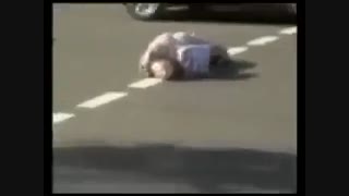 انسانیت نمونده:پیرزن بیچاره میفته وسط خیابون...حتما تا اخر ببینید!(بسیار تکان دهنده)