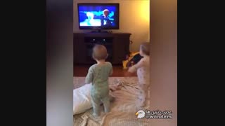 واکنش این دوقلوهای 23ماهه در فلادلفیا به انیمیشن[ Frozen.ملکه یخی]  بدون اینکه معنیشو بدونن اداشو درمیارن (بچه های منن)