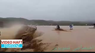 لحظه غرق شدن نوجوان دوچرخه سوار در سیل