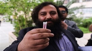 آقای کاندیدا با نماد گوش‌پاک‌کن!