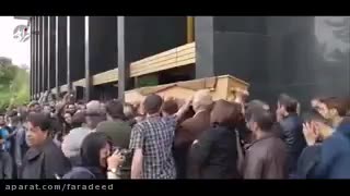 لحظه ی تشییع جنازه عارف لرستانی بر روی دستان مردم