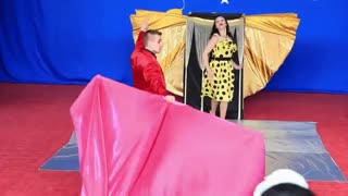 این خانم با سرعتی عجیب لباس خود را تعویض می کند.!!!