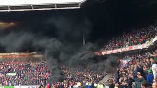 دود عظیم بمب ها در بازی فوتبال هلندی