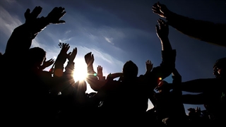 فقط یک راه وجود دارد؛ زندگی با افتخار!!