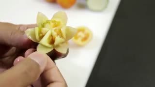 آموزش میوه آرایی - طرح گل با گوجه و خیار