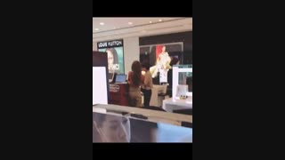 جنی و مامانش تو فروشگاه