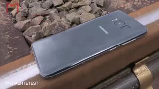 شکنجه کردن گلکسی اس 8 روی ریل قطار