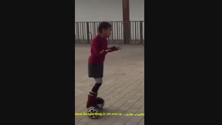 petite fille marocaine dance sur la hoverboard au Maroc