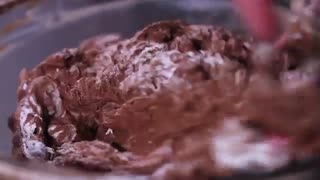 طرز تهیه کیک شکلاتی با رویه شکلاتی