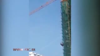 خودکشی کارگر بر روی جرثقیل