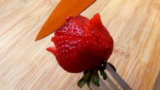 آموزش میوه آرایی - طرح گل با توت فرنگی