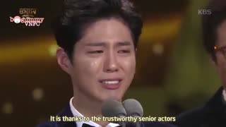 گریه کردن Park Bo Gum بعد از جایزه گرفتن در جشنواره ی KBS Drama Awards 2016