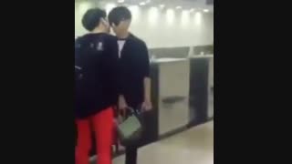 سونگکیو دقیقا داره چیکار میکنه ...با اون کوله پشتی 19 میلیونیش!!!!!!