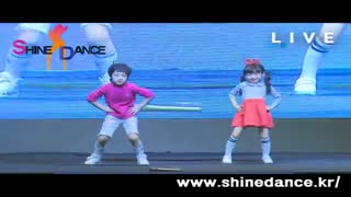 Na haeun ووووییی این دوتا فسقل بچه آهنگ up and down از EXID  اجرا میکنن  جیغغغ دختر پسر منن۸_۸ نبینی نصف عمرت بر فناس کی زندس؟!