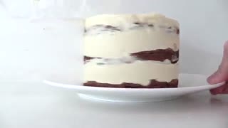 طرز تهیه کیک خامه ای با رویه شکلات و توت فرنگی