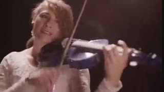 تِیلور دیویس نوازنده آمریکایی، کاور ویولون اپنینگ «یووری بر یخ»، "تاریخ سازان" را منتشر کرده است