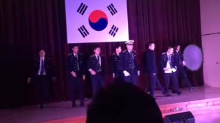 هیونگ جون وکنسرت پلیس( رقص مایکل جکسون )