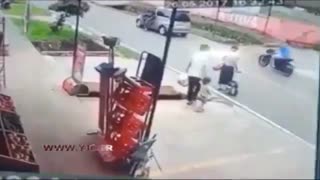 مرگ غم انگیز دختربچه مقابل پدر و مادرش