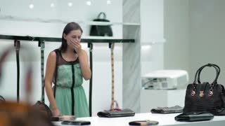 فروشگاه لباس چرمی همراه با دل و روده ی خونی حیوانات !