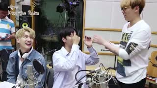 تنبیه گروه vixx توسط هونگ کی در برنامه ی kiss the radio... که هونگ کی دی جی اونه