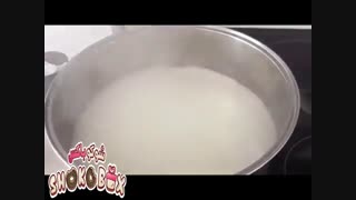 طرز تهیه کیک تولد با رویه خامه ای و توت فرنگی