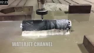 برش  صدا خفه کن تفنگ با آب برای پی بردن به درون آن