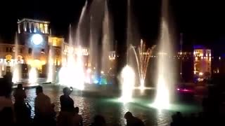 نمای زیبا از رقص نور آب در میدان جمهوری ایروان