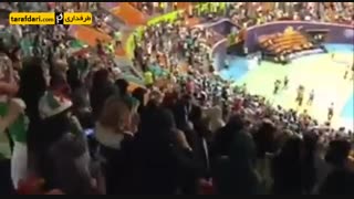 ذوق زدگی باورنکردنی زنان و دختران از تماشای بازی والیبال ایران - بلژیک مردان در ورزشگاه