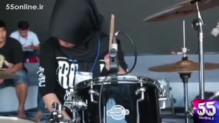 گوشه ای از تمرین یک گروه موسیقی سبک راک با حضور دختران محجبه در اندونزی