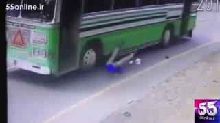 پرتاب شدن مسافر از اتوبوس در حال حرکت در اندونزی