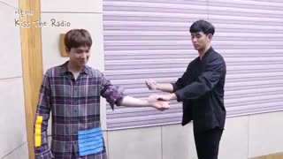 هههه....کیم سو هیون امروز مهمون لی هونگ کی بود...خدایی دستای کوچولوی هونگ کیمو نگا کنین چیکار کرد!.....+ت