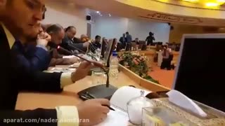نادر نامداران مترجم همزمان سفیر دانمارک در کنفرانس مطبوعاتی و نشست خبری