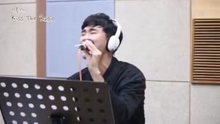 خوب اینم اجرای زنده ی دیروز کیم سوهیون و لی هونگ کی در kiss the radio....با آهنگ wind