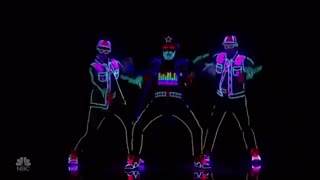 اجرای خیلی زیبا رقص با لباس ها و نور پردازی neon