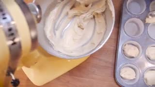 طرز تهیه کاپ کیک شکلاتی با رویه خامه ای