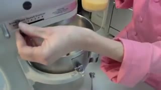 کیک پف دار خامه ای